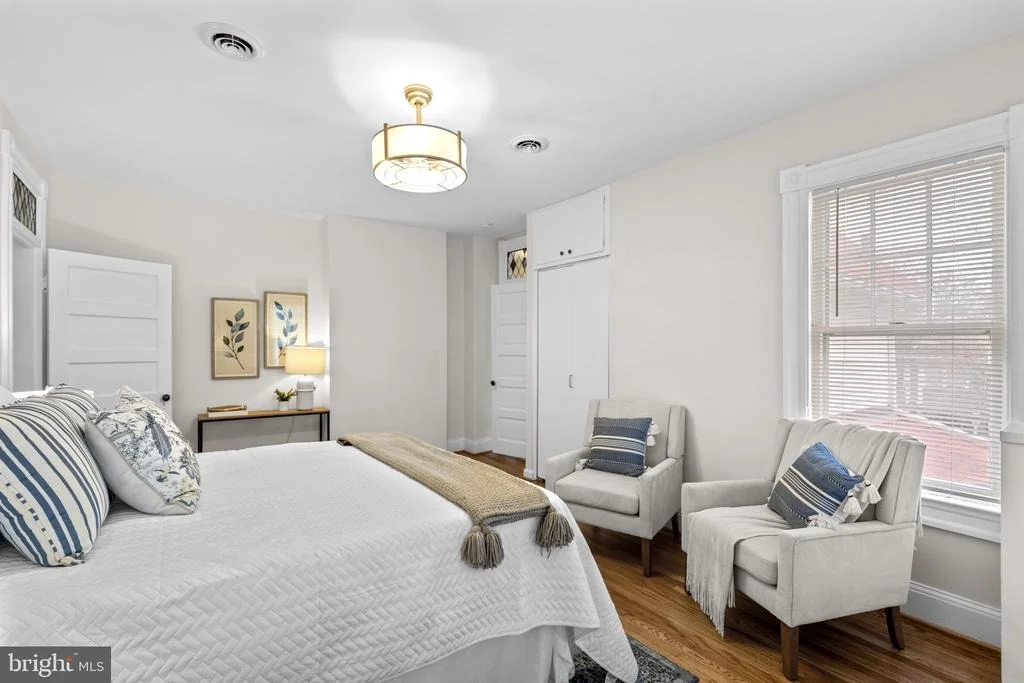 Photo of 702 DEEPDENE ROAD