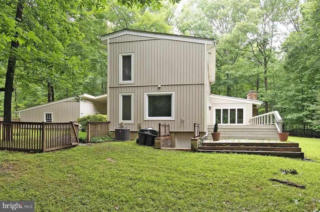 Photo of 7101 WOLF DEN ROAD