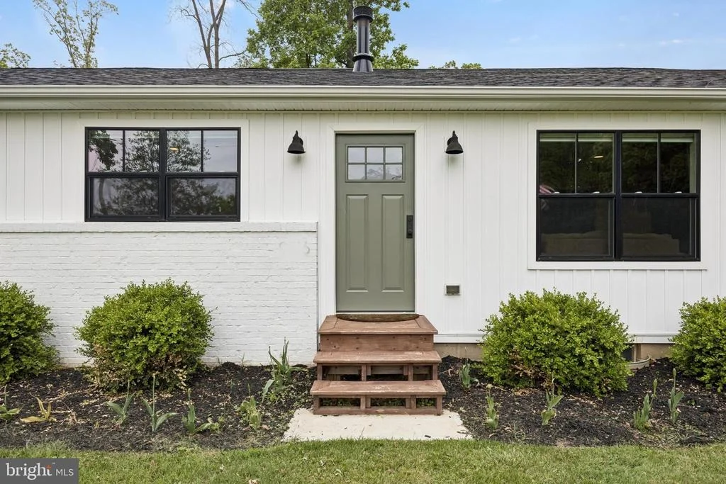 Photo of 9816 FAIRLEE ROAD