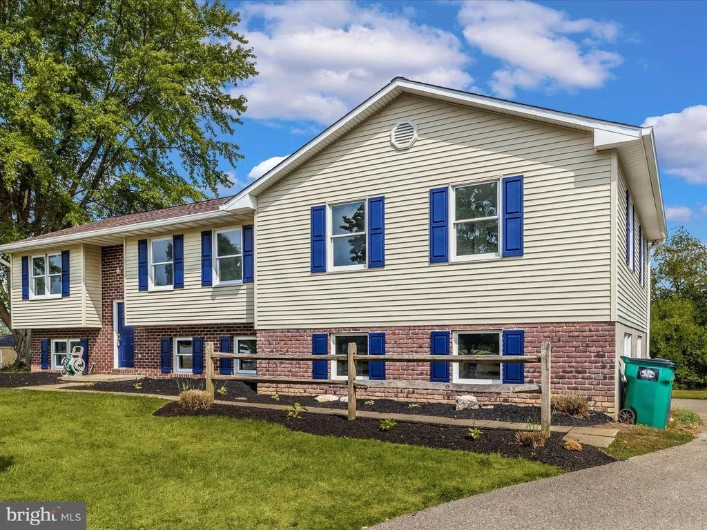 Photo of 1589 SMILEY DRIVE