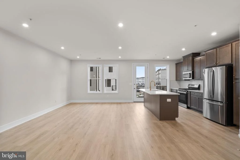 Photo of 43305 FARRINGDON SQUARE