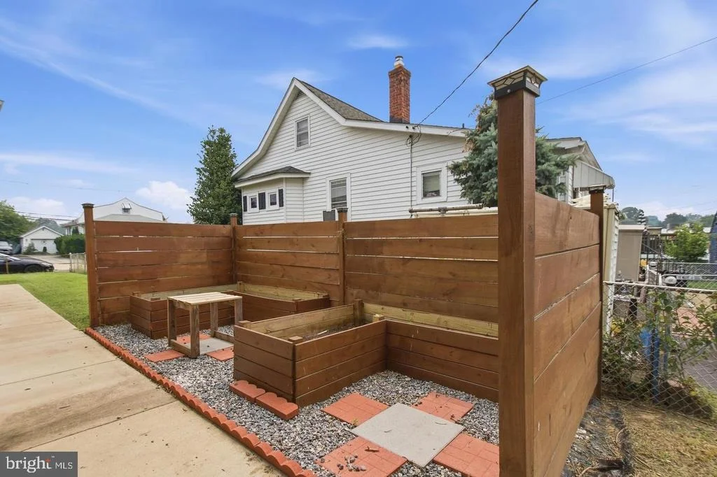 Photo of 1742 LESLIE ROAD