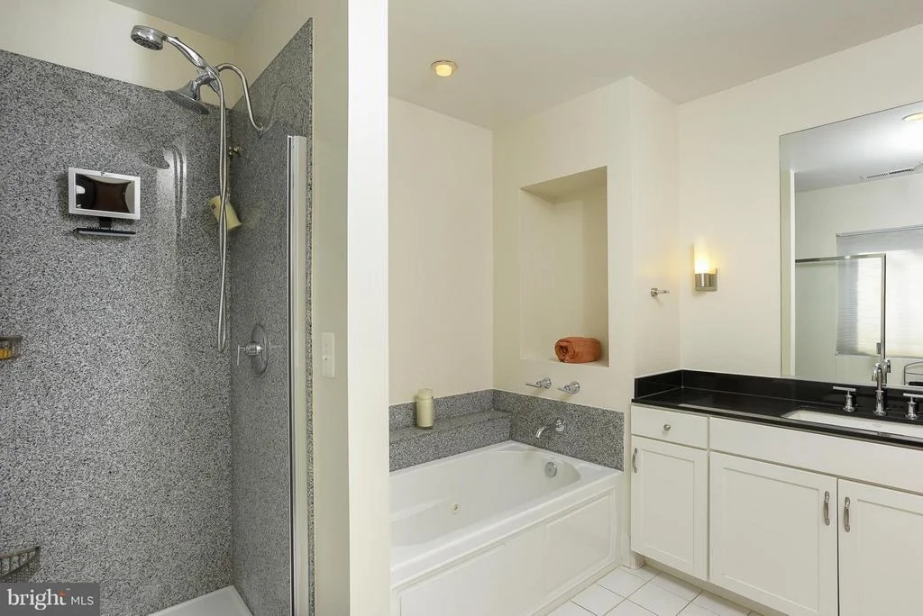 Photo of Unit E at 657 WASHINGTON BOULEVARD