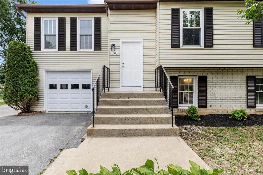 Photo of 176 STONEYBROOK COURT