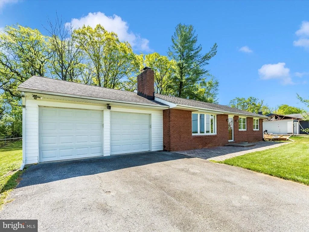 Photo of 2833 RODERICK ROAD