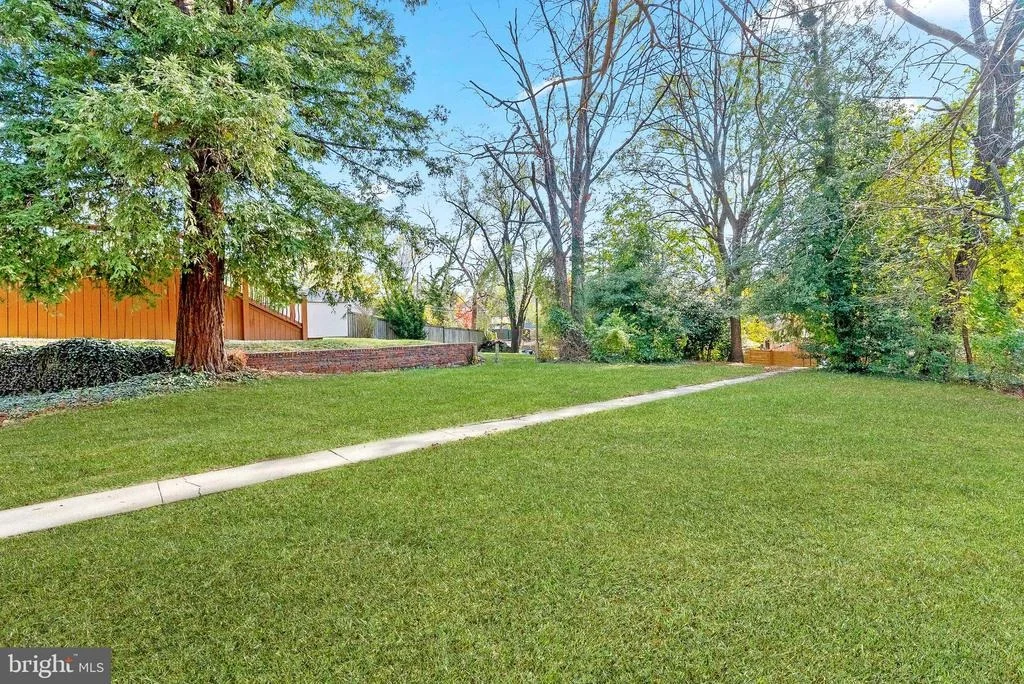 Photo of 232 TUCKERMAN STREET NW