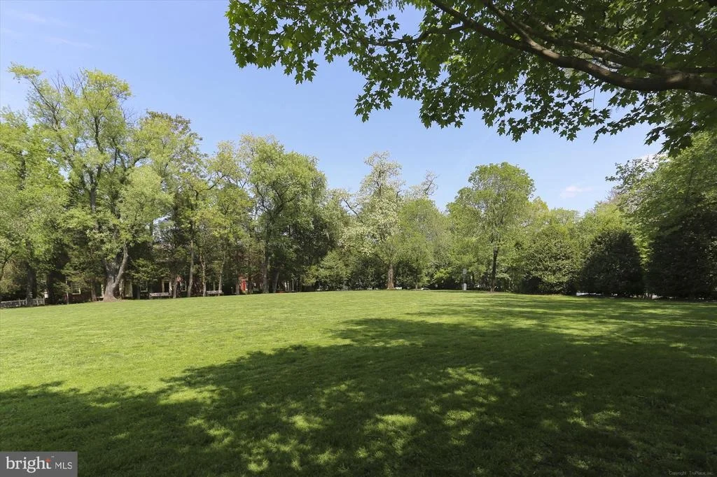 Photo of 302 TSCHIFFELY SQUARE ROAD