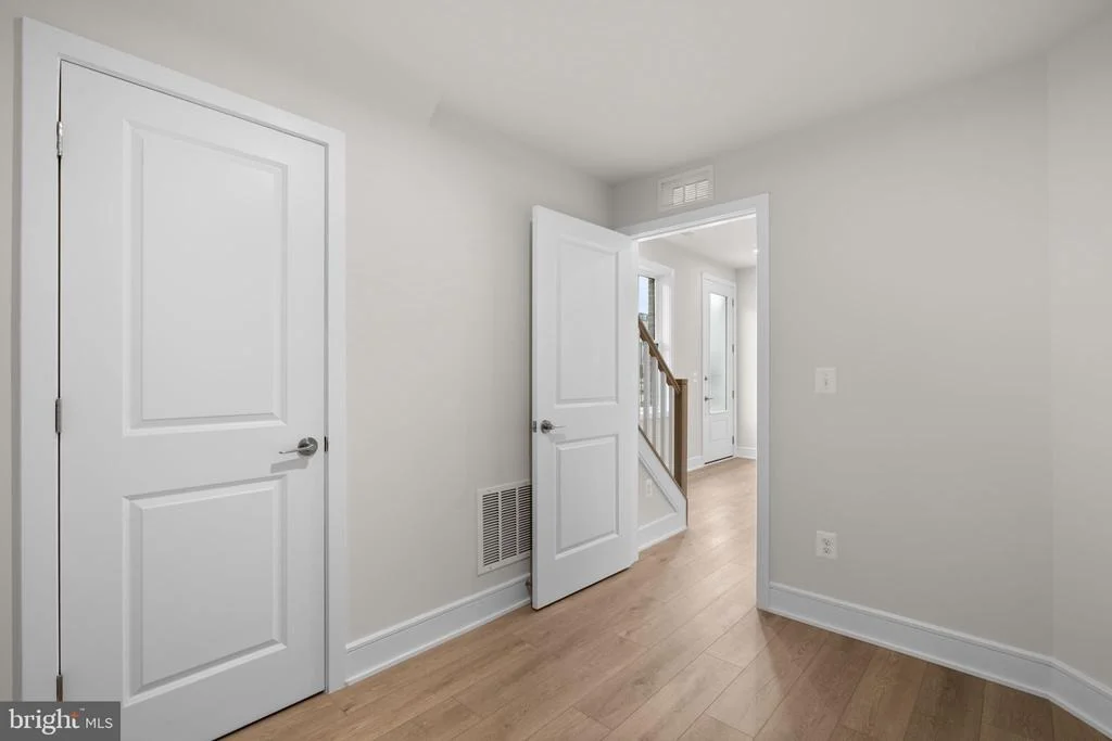 Photo of 43305 FARRINGDON SQUARE