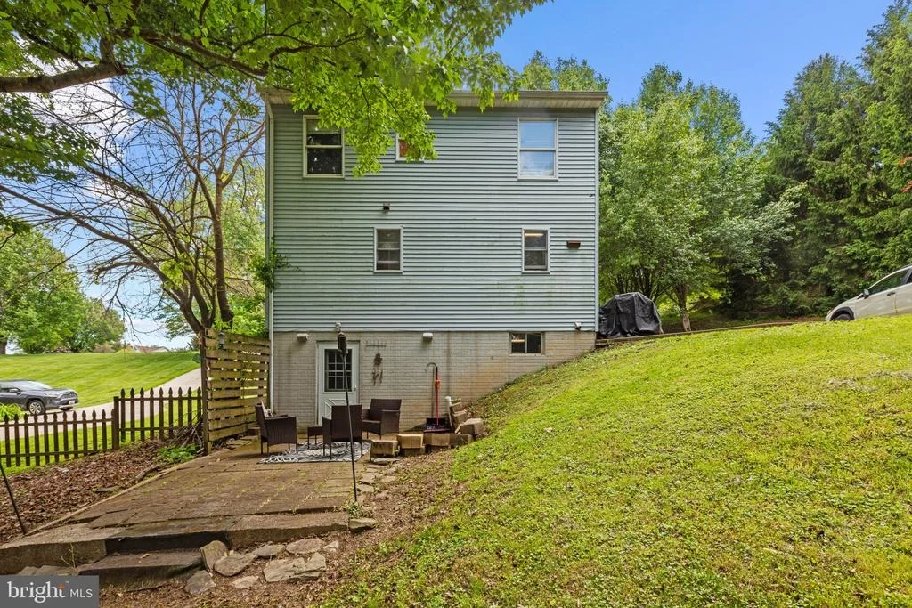 Photo of 1304 NAUGAHYDE ROAD