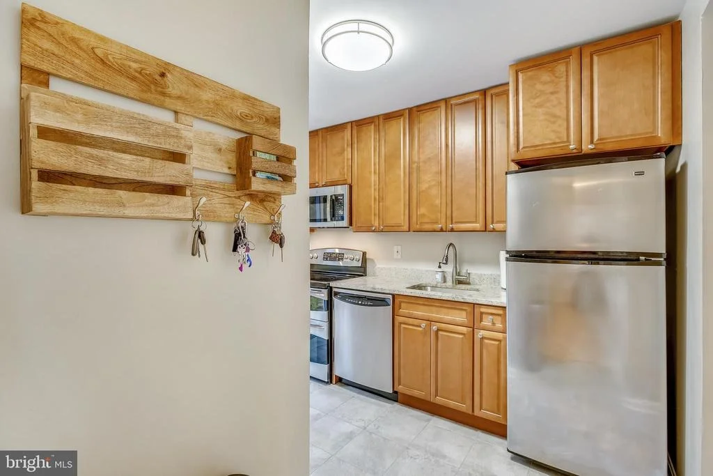 Photo of 10105 MEREDITH AVENUE