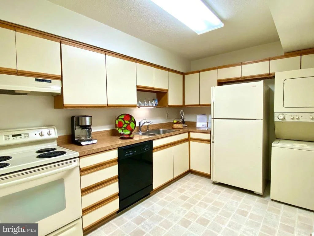 Photo of Unit 722 at 15100 INTERLACHEN DRIVE