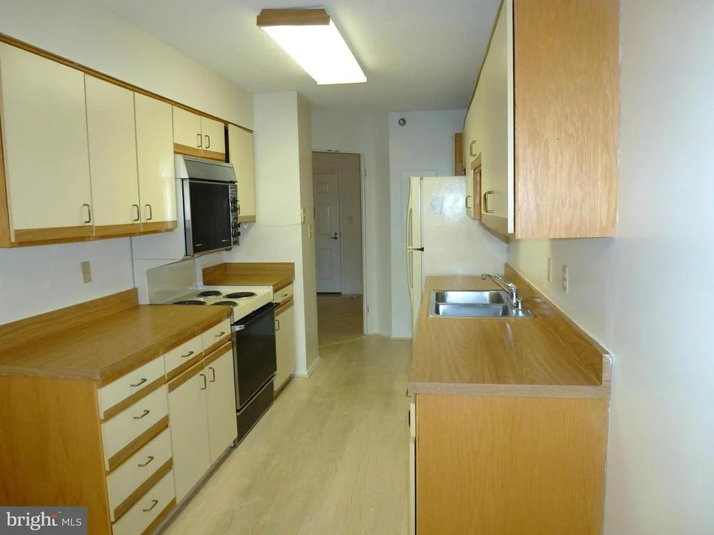 Photo of Unit 3923 at 15115 INTERLACHEN DRIVE