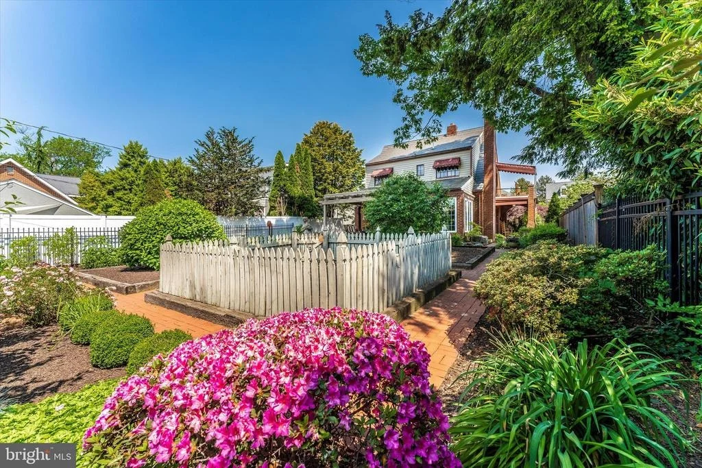 Photo of 402 W 2ND STREET
