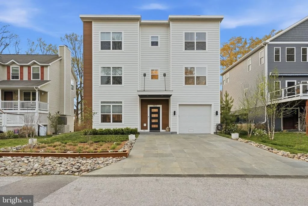 Photo of 1422 HOWARD ROAD