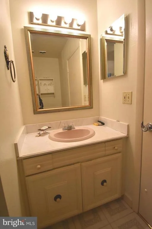 Photo of Unit 682D at 3330 GLENEAGLES DRIVE