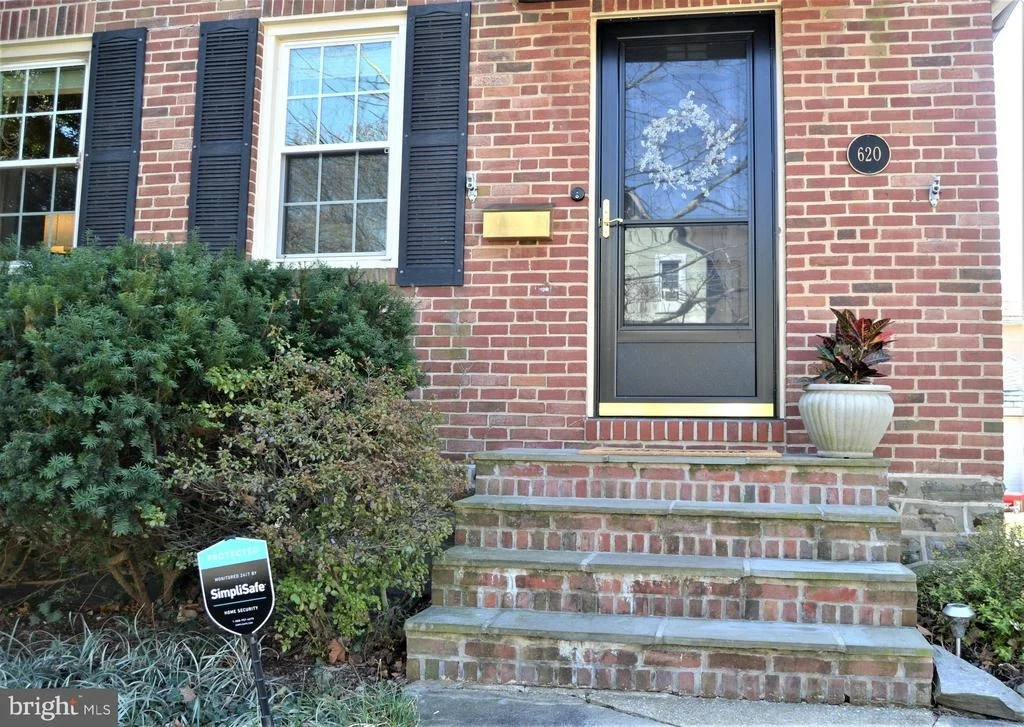 Photo of 620 ALDERSHOT ROAD