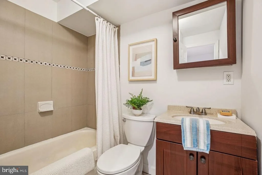 Photo of 1124 G STREET NE