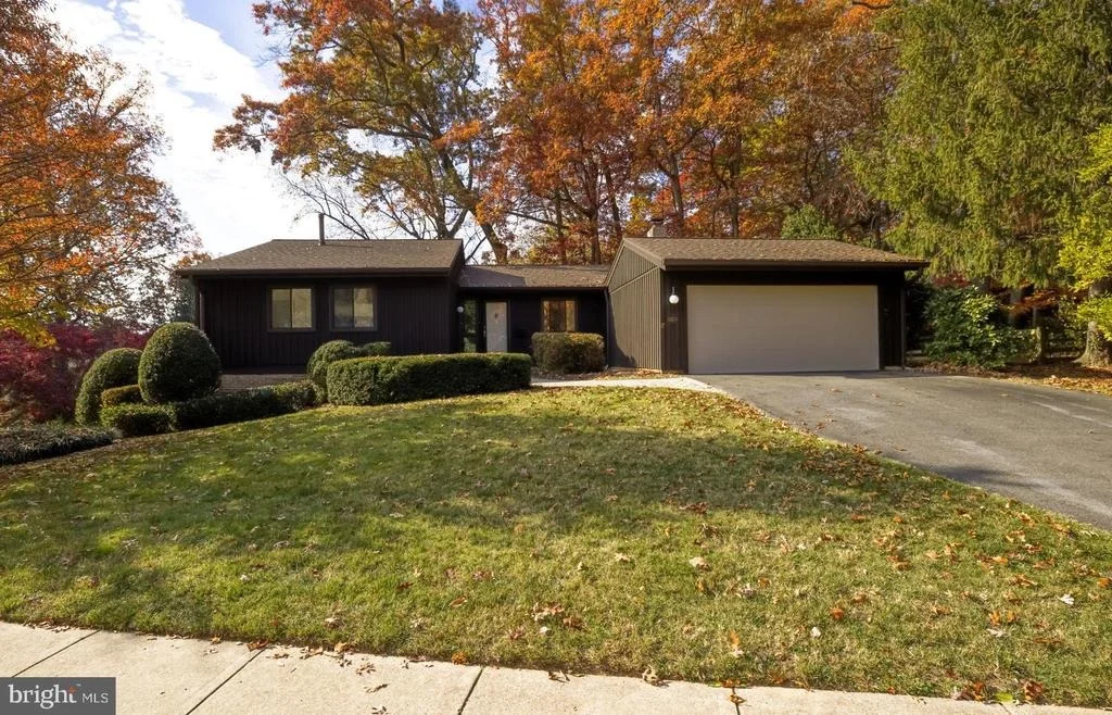 Photo of 8815 BURBANK ROAD