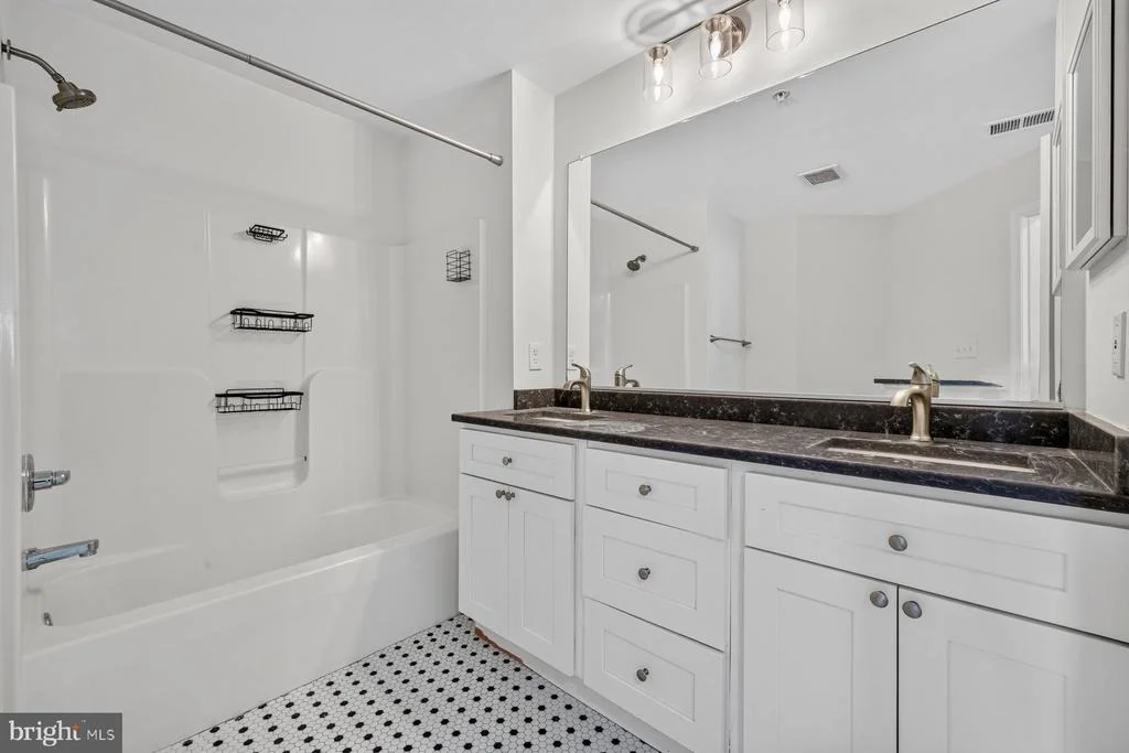 Photo of Unit 3D at 2501 COLERIDGE DRIVE
