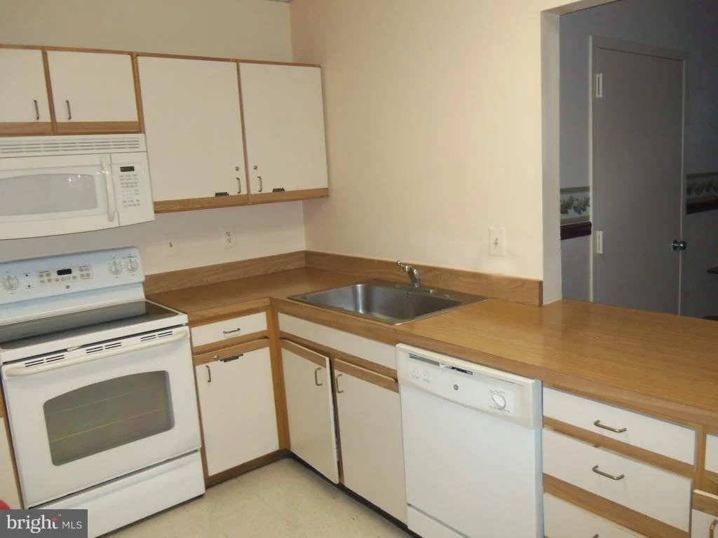 Photo of Unit 2903 at 15107 INTERLACHEN DRIVE