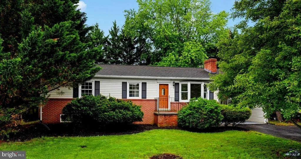 Photo of 100 HUNTCREST CIRCLE