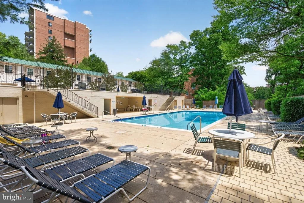 Photo of Unit D at 3271 SUTTON PLACE NW