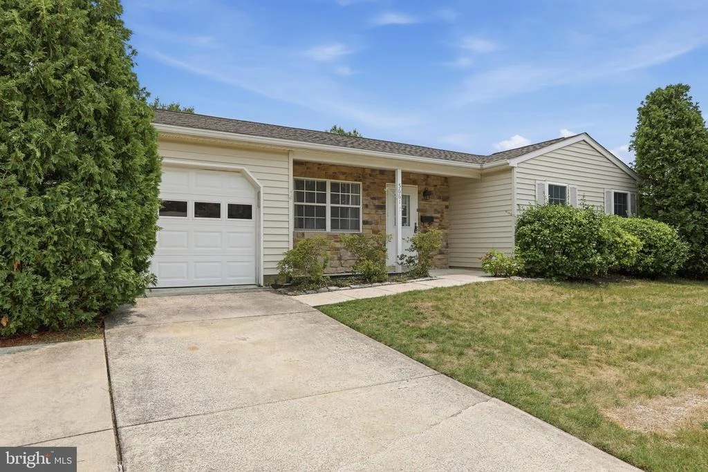 Photo of 5661 CRABAPPLE DRIVE