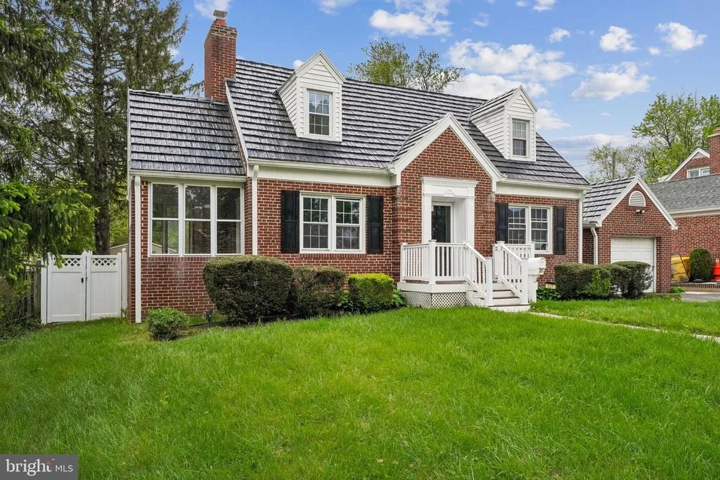 Photo of 527 FOREST VIEW ROAD
