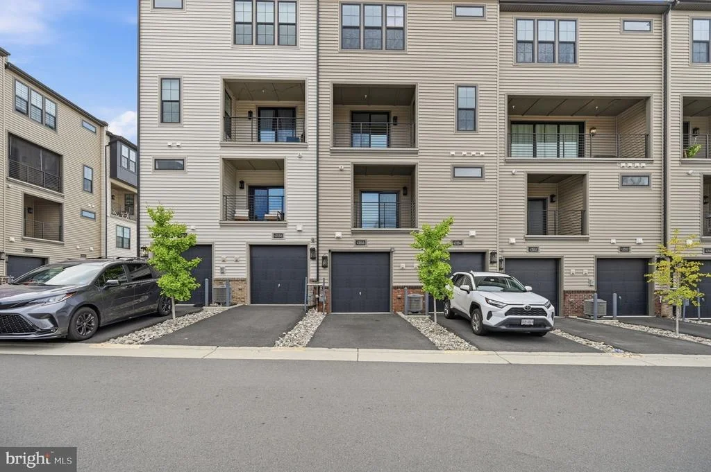 Photo of 43556 CENTERGATE DRIVE