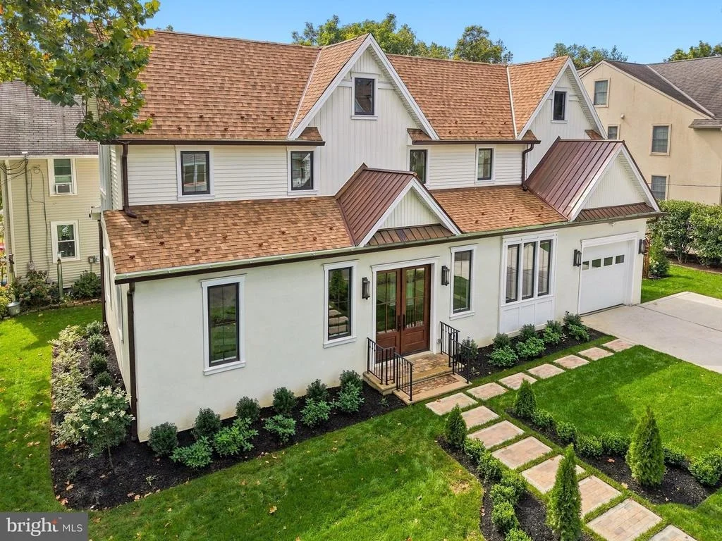 Photo of 230 E SUMMIT AVENUE