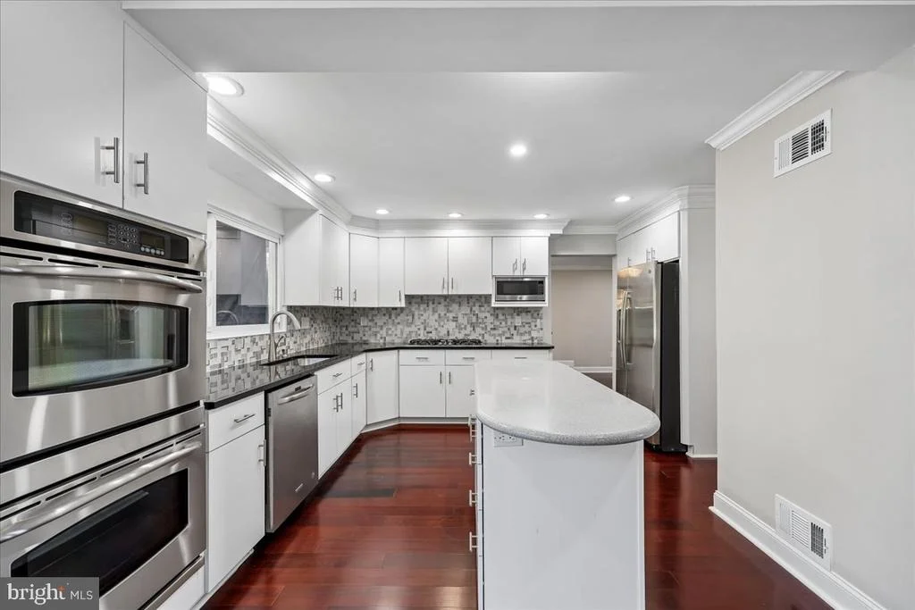 Photo of 6 CRESTVIEW COURT