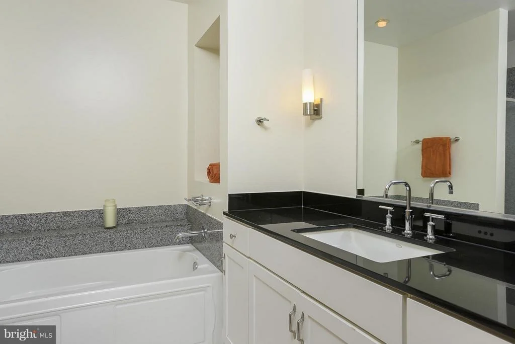Photo of Unit E at 657 WASHINGTON BOULEVARD