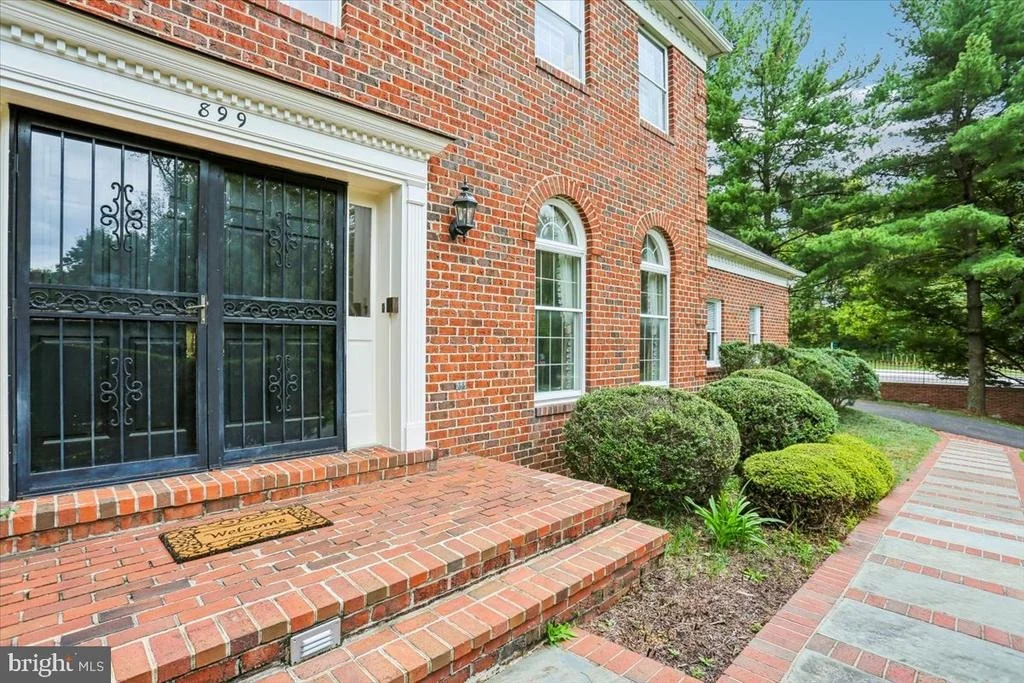 Photo of 899 LINGANORE DRIVE