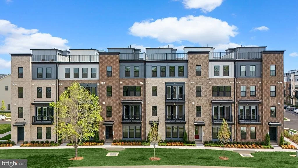 Photo of 43305 FARRINGDON SQUARE