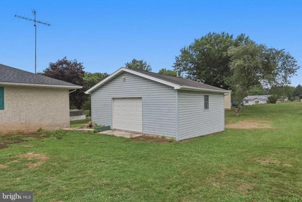 Photo of 5893 AMBAU ROAD