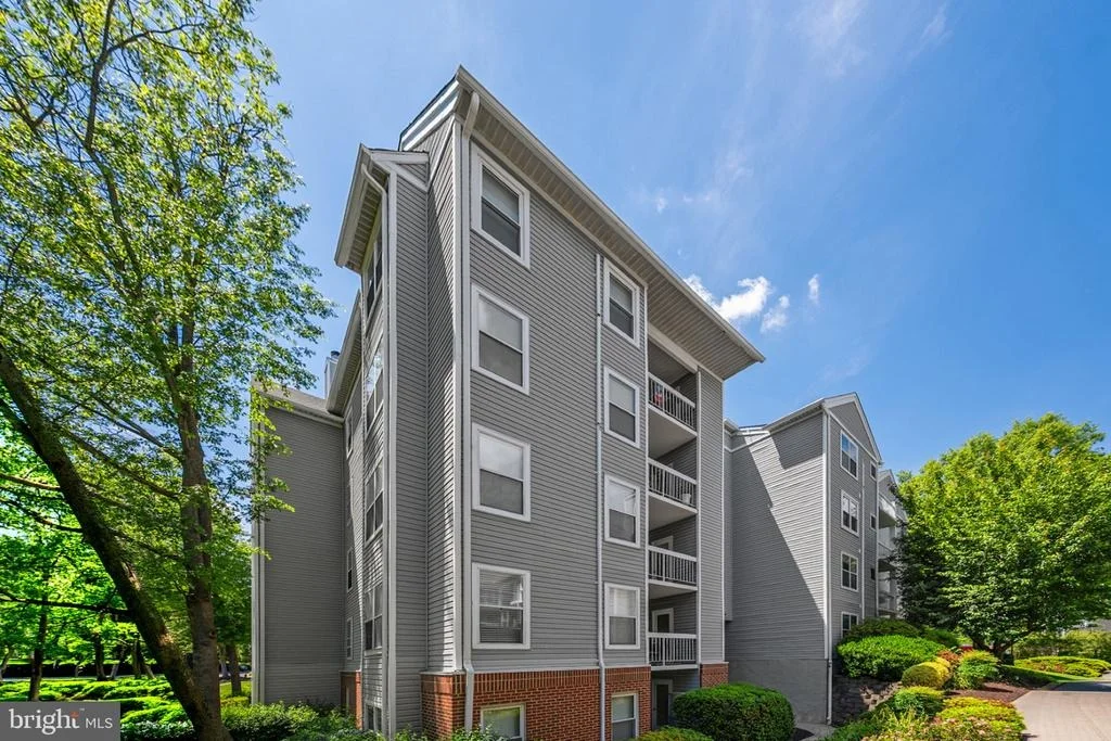 Photo of Unit 2E1 at 3179 SUMMIT SQUARE DRIVE