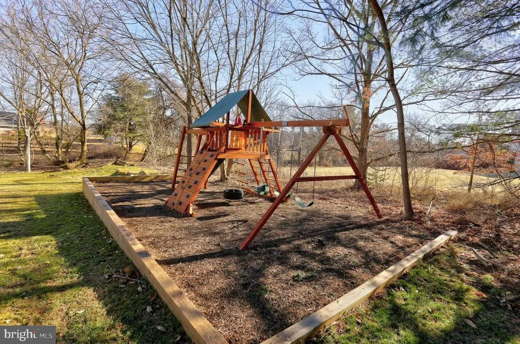 Photo of 8278 LEISHEAR ROAD