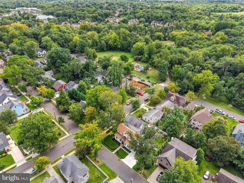 Photo of 230 E SUMMIT AVENUE
