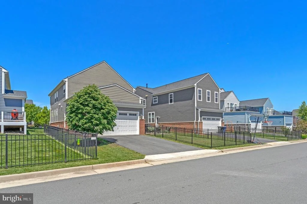 Photo of 1007 THEMIS STREET SE