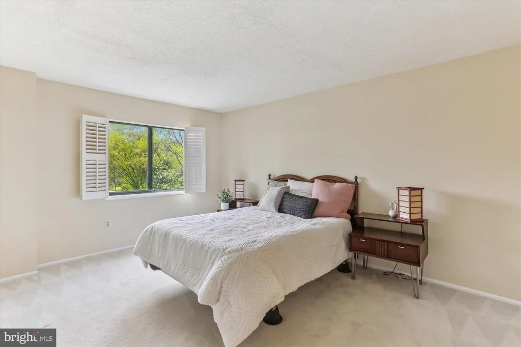 Photo of Unit 1424 at 15101 INTERLACHEN DRIVE