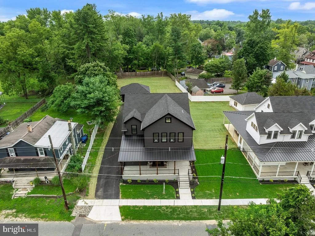 Photo of 8 CHAPEL AVE