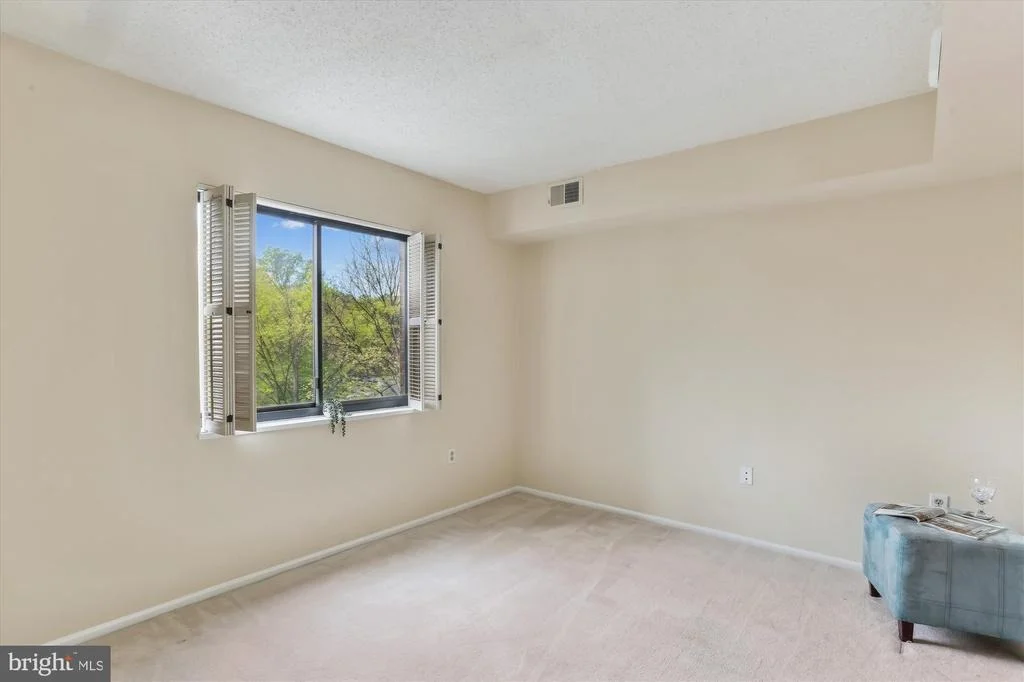 Photo of Unit 1424 at 15101 INTERLACHEN DRIVE