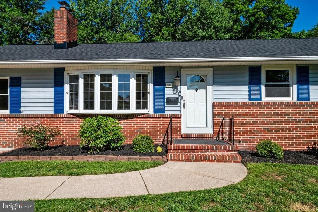 Photo of 596 FOREST VIEW ROAD