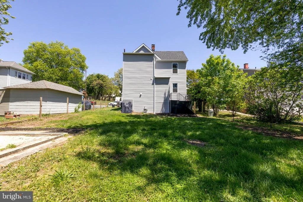 Photo of 1820 ARBUTUS AVENUE