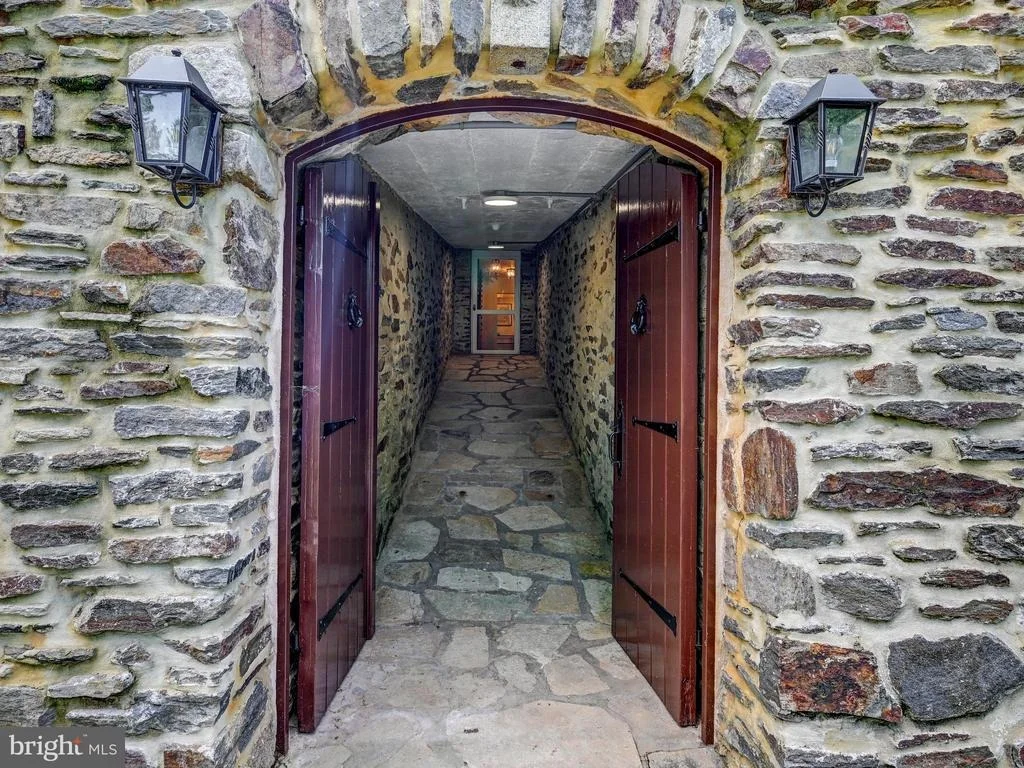 Photo of 1860 CIRCLE ROAD