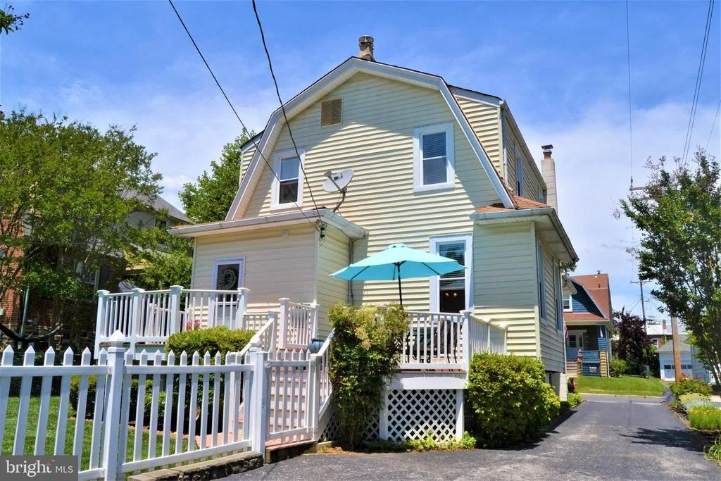 Photo of 618 ALDERSHOT ROAD