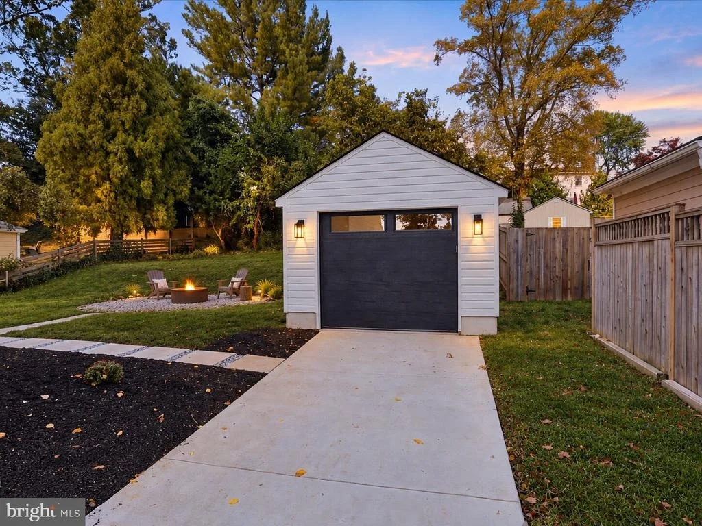 Photo of 4113 KNOWLES AVENUE