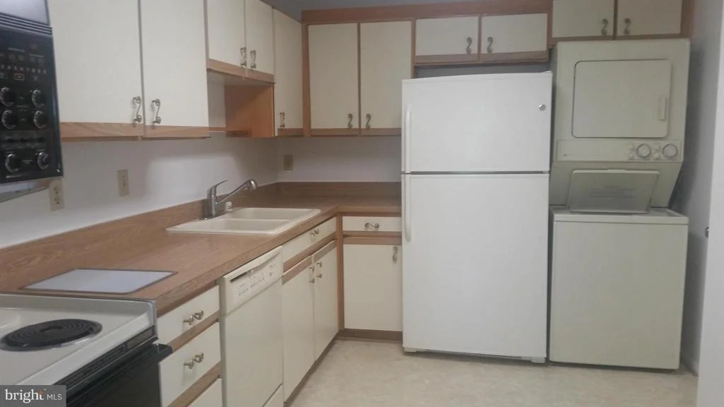 Photo of Unit 2816 at 15107 INTERLACHEN DRIVE
