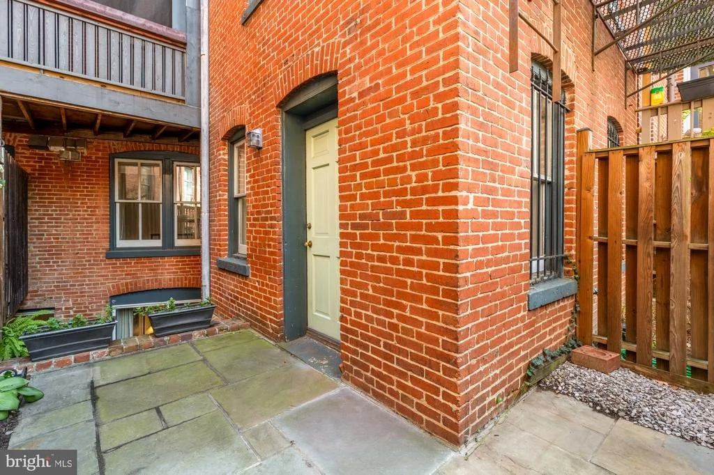 Photo of Unit 2 at 6 LOGAN CIRCLE NW