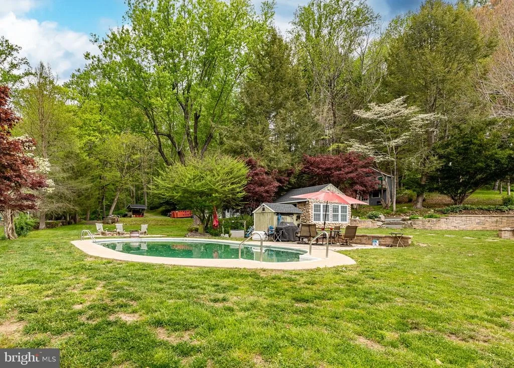 Photo of 2310 PUTNAM ROAD
